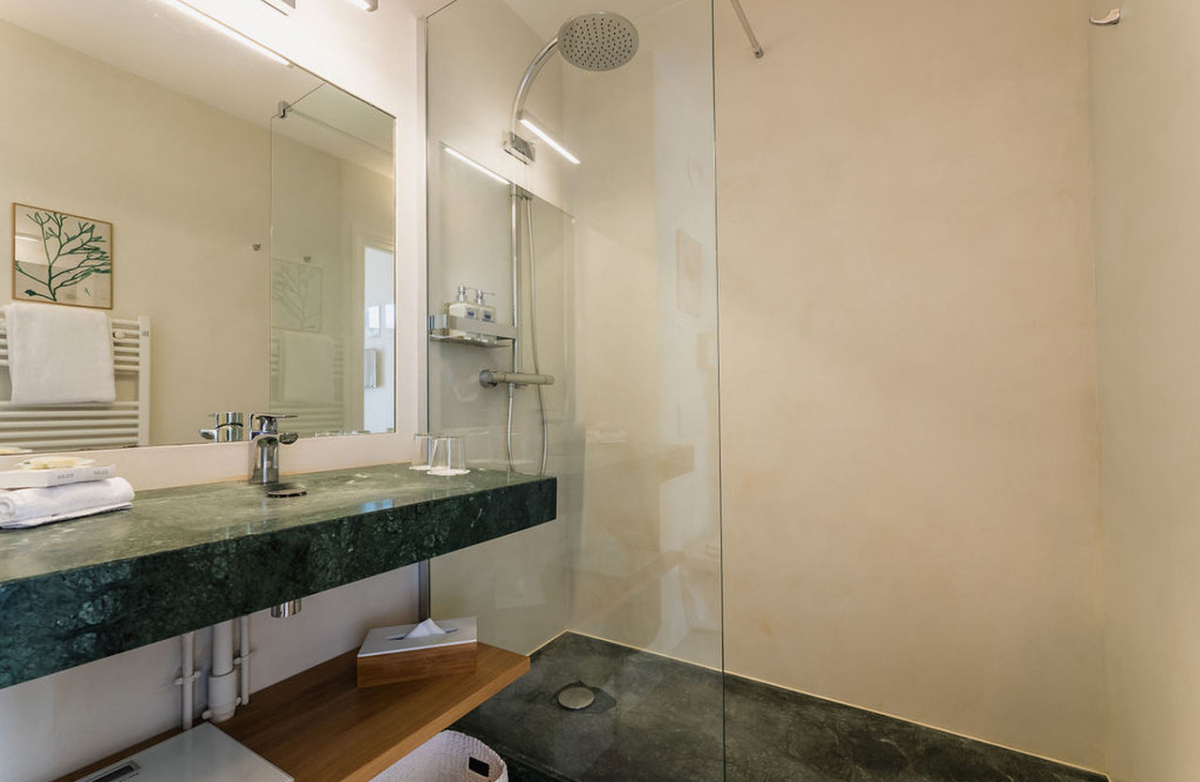 La salle de bain de la chambre confort, la douche marbre